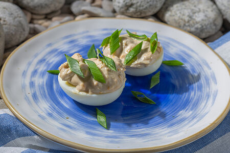 Яйцо фаршированное скумбрией