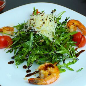 Рукола с креветками под цитрусовым соусом