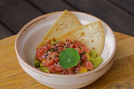 Тартар из тунца и авокадо