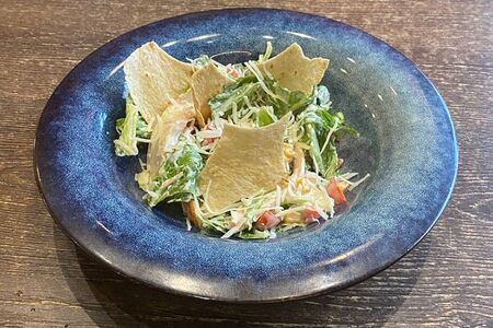 Салат Нецезарь с пшеничными чипсами