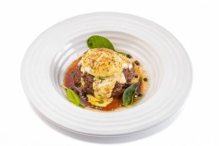 Бифштекс из мраморной говядины с яйцом пашот 