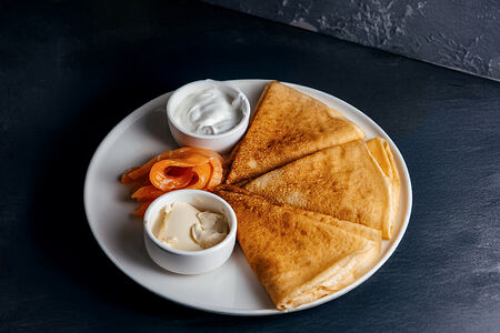 Блины по-домашнему с лососем слабой соли, сметаной и маслом