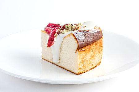 Творожная запеканка со сметаной и клубничным вареньем (порция)