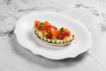 Брускетта с лососем и муссом из авокадо