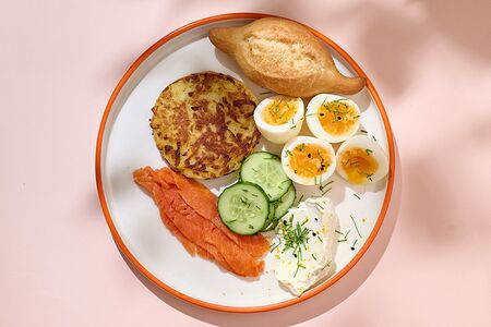 Легкий завтрак с лососем и драником