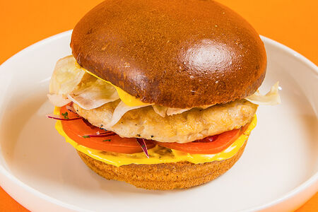 Бургер с курицей и сладкой горчицей 