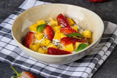 Творожный крем с манго и клубникой 