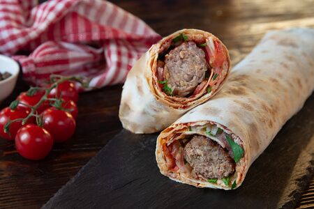 Люля-кебаб в буруме с курицей и тан