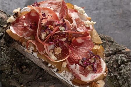 Брускетта Прошутто с сыром Дорблю и карамелизированной грушей