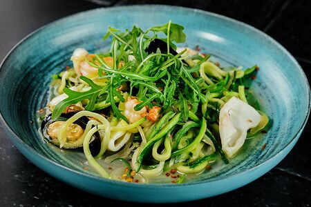 Спагетти из цукини с морепродуктами 