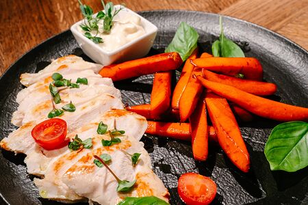 Куриная грудка фермерского цыплёнка с карамелизированной морковью