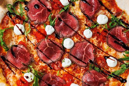 Пицца с ростбифом и сливочным сыром