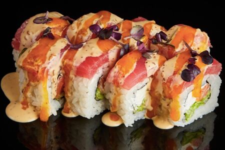 Ролл с тунцом, семгой , тайским и ореховым соусом 