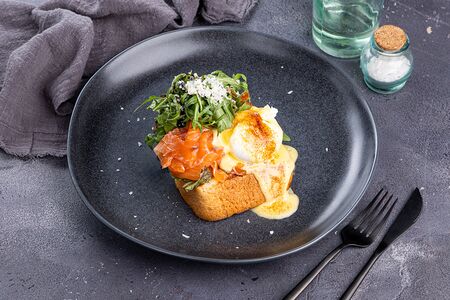 Яйца Бенедикт с лососем и кремом из брынзы и шпината