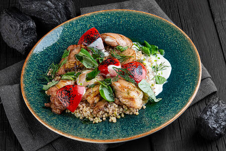 Цыпленок с зеленой гречкой и соусом из горгонзолы