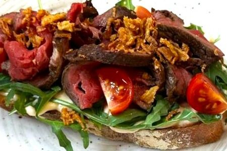 Брускетта с ростбифом