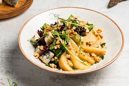 Салат с грушей и голубым сыром, орехами и медовой заправкой