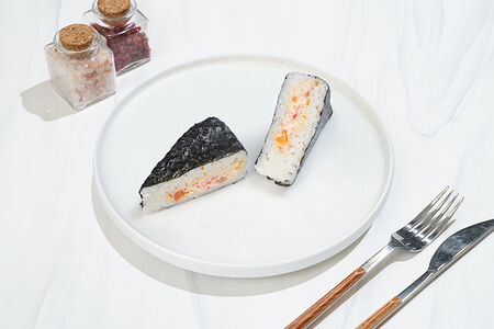 Онигири с лососем и крабом