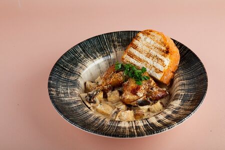 Куриный окорок конфи в сливочном соусе с овощами