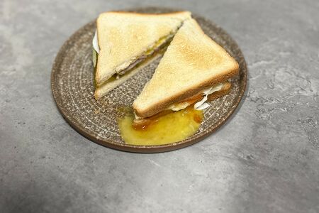 С беконом, соусом чили и яйцом пашот