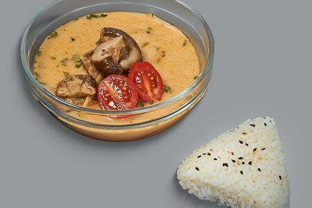 Суп том-ям с морепродуктами и онигири