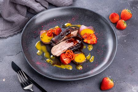 Утка Розе в винно-виноградном соусе