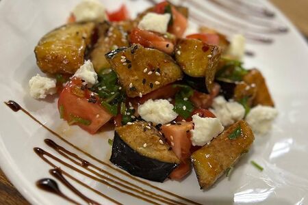 Салат из хрустящих баклажан с сыром