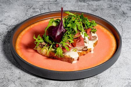 Брускетта с ростбифом, цитрусовым крем-чиз и орехом