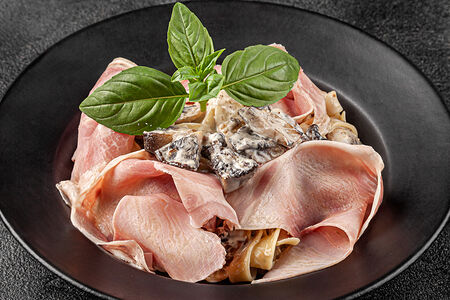 Феттучини с ветчиной котто и грибами