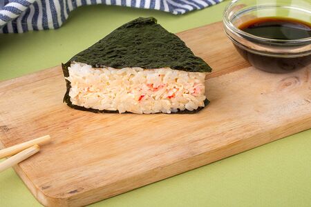 Онигири с сурими и фирменным соусом