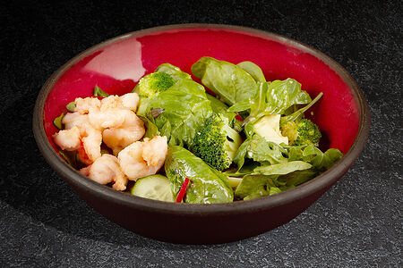 Зеленый салат с авокадо и креветками