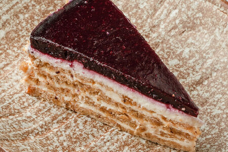 Ореховый торт со смородиной