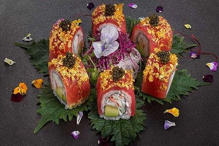 Ролл из тунца блюфин, камчатского краба, с черной икрой в золоте