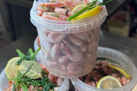 Ведро мелкой пивной креветки в фирменном рассоле