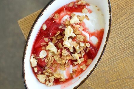 Йогурт с гранолой и свежей клубникой