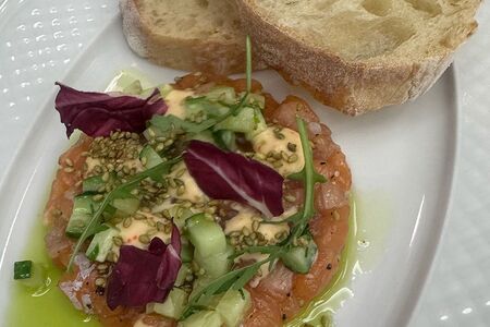 Тартар из филе лосося с кунжутом