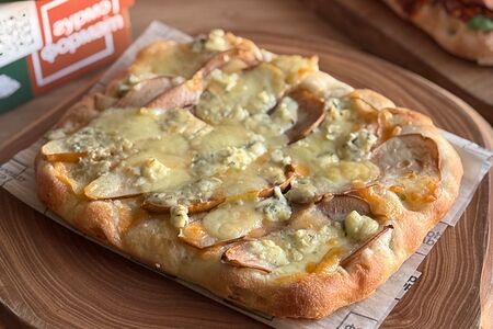 Римская пицца груша с горгонзоллой 