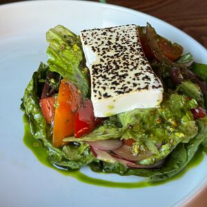 Салат из сезонных овощей с опаленной фетой