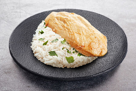 Томлёная куриная грудка с гарниром на выбор