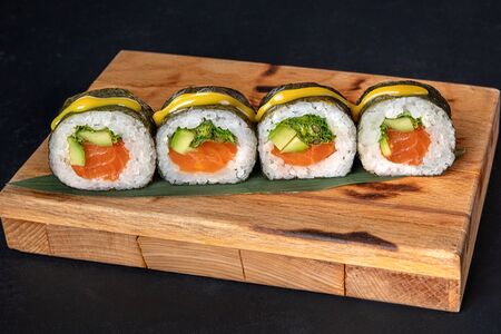 Ролл с лососем и мятой