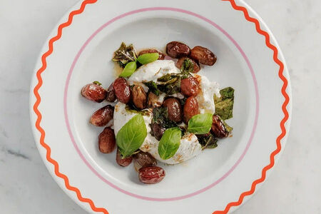 Буррата с копченым виноградом