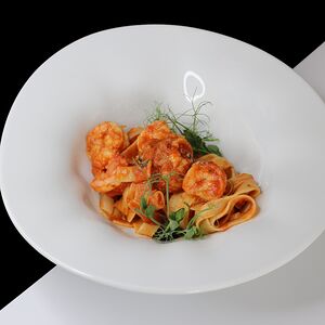 Паста с тигровыми креветками в томатном соусе