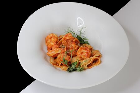 Феттучини с тигровыми креветками в томатном соусе