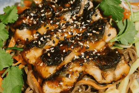 Соба с угрем и овощами в соусе из черного перца