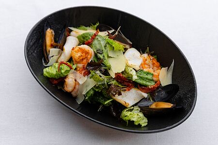 Салат с морепродуктами 