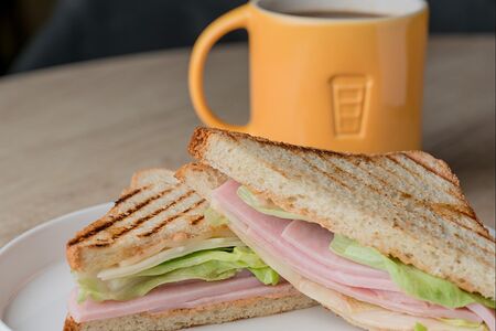 Сэндвич с ветчиной и сыром