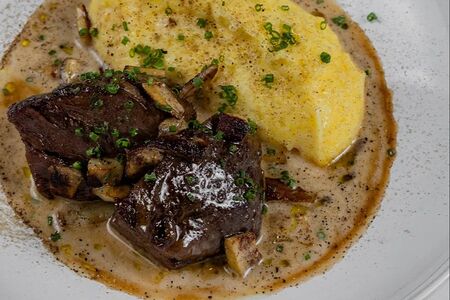 Томленая говядина с полентой 