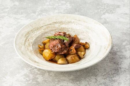 Мраморная говядина с бэйби-картофелем и грибами