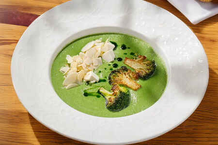 Крем-суп из брокколи с тофу и миндалем