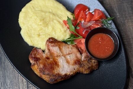 Свиная корейка и картофельное пюре с жареным луком